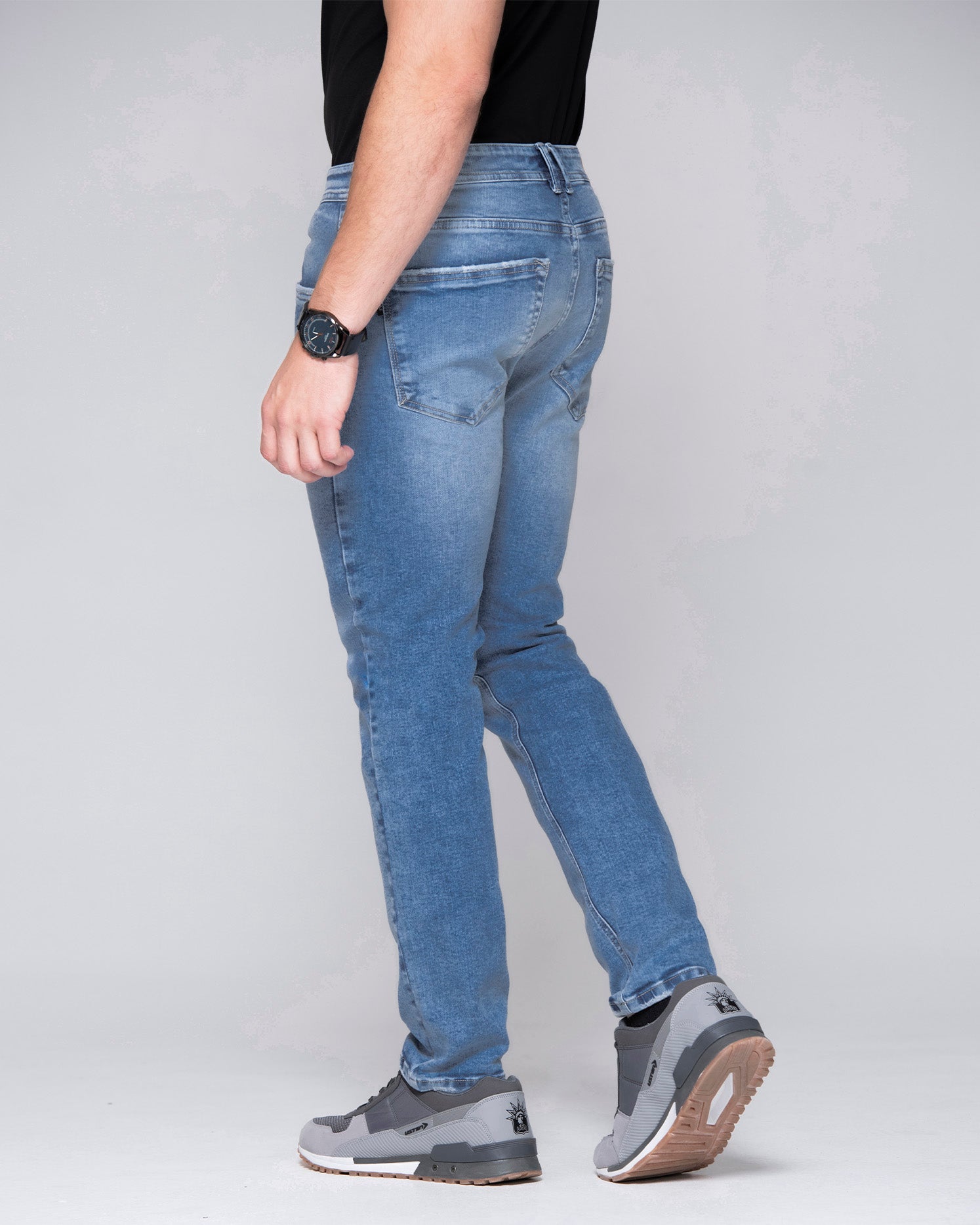 Arma tu pinta con nuestro jean slim en denim color azul claro con elongación, de silueta semi ajustada desde la cadera hasta los tobillos y cinco bolsillos funcionales, que te aportaran el toque de audacia, elegancia y comodidad que necesitas.