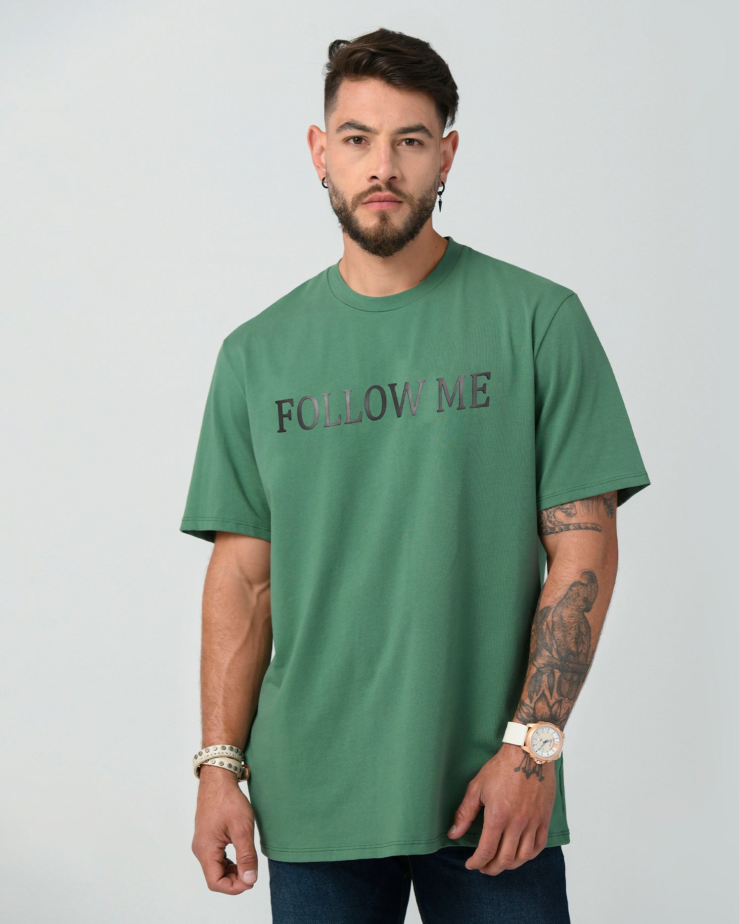 Camiseta clásica regular color verde oliva. Confeccionada en 97% Algodón y 3% Elastano, cuello redondo.  El modelo mide 1,75 mt y viste una talla S.