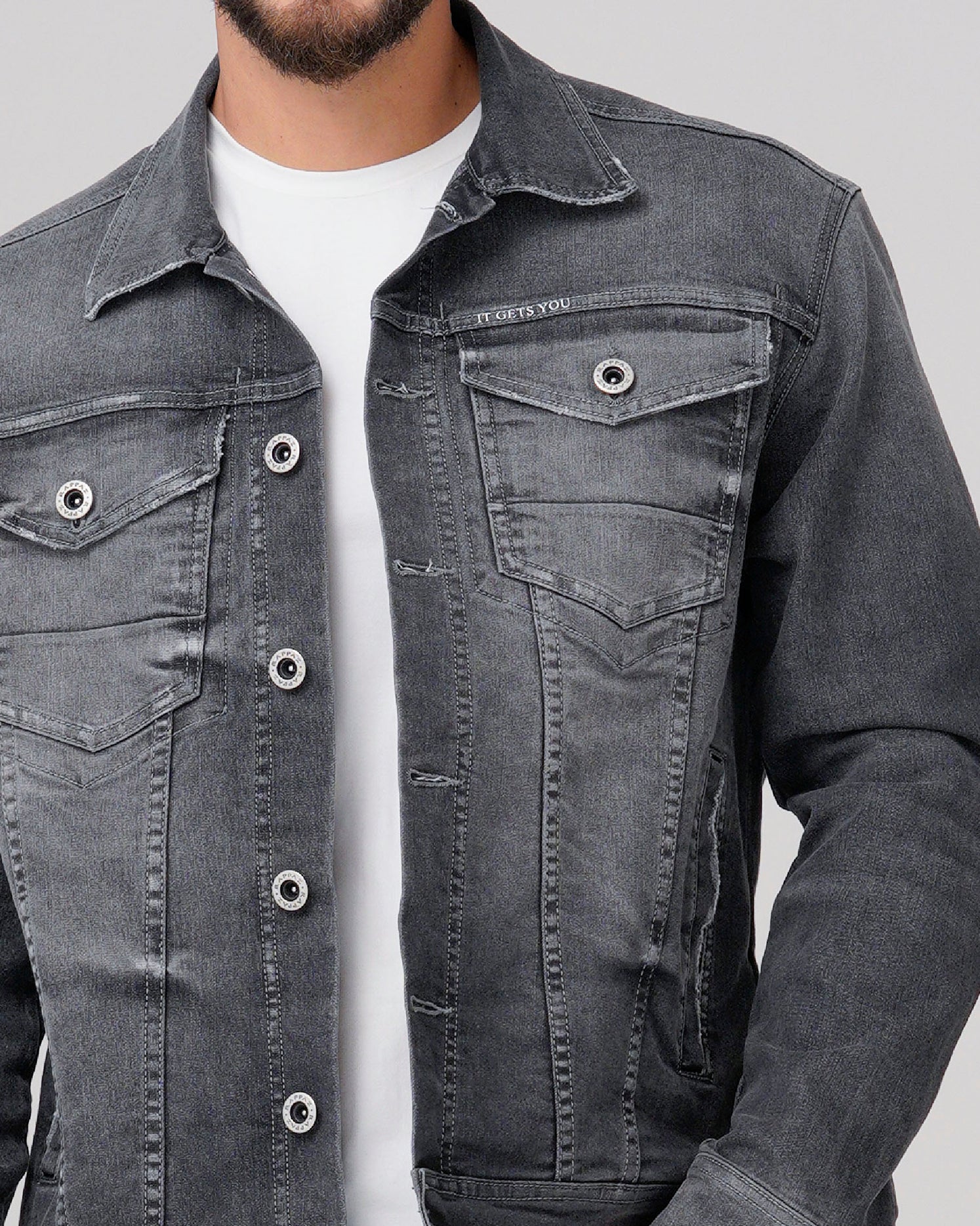 Chaqueta clásica color gris medio. Confeccionada en 75% Algodón 23% Poliéster 2% Elastano, bolsillo interna funcional. El modelo mide 1,75 mt y viste una talla S.