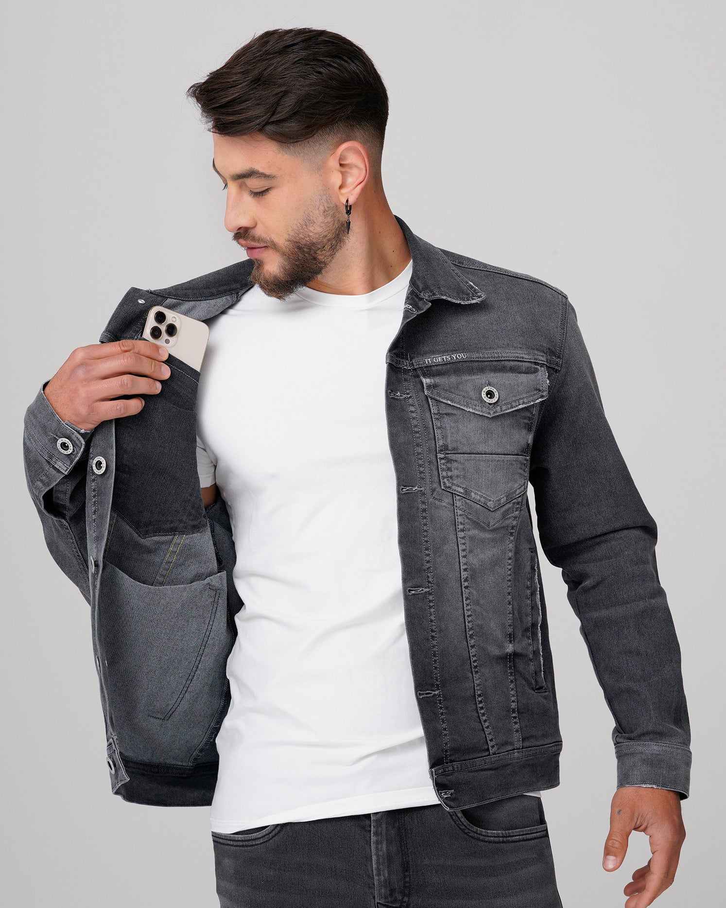 Chaqueta clásica color gris medio. Confeccionada en 75% Algodón 23% Poliéster 2% Elastano, bolsillo interna funcional. El modelo mide 1,75 mt y viste una talla S.