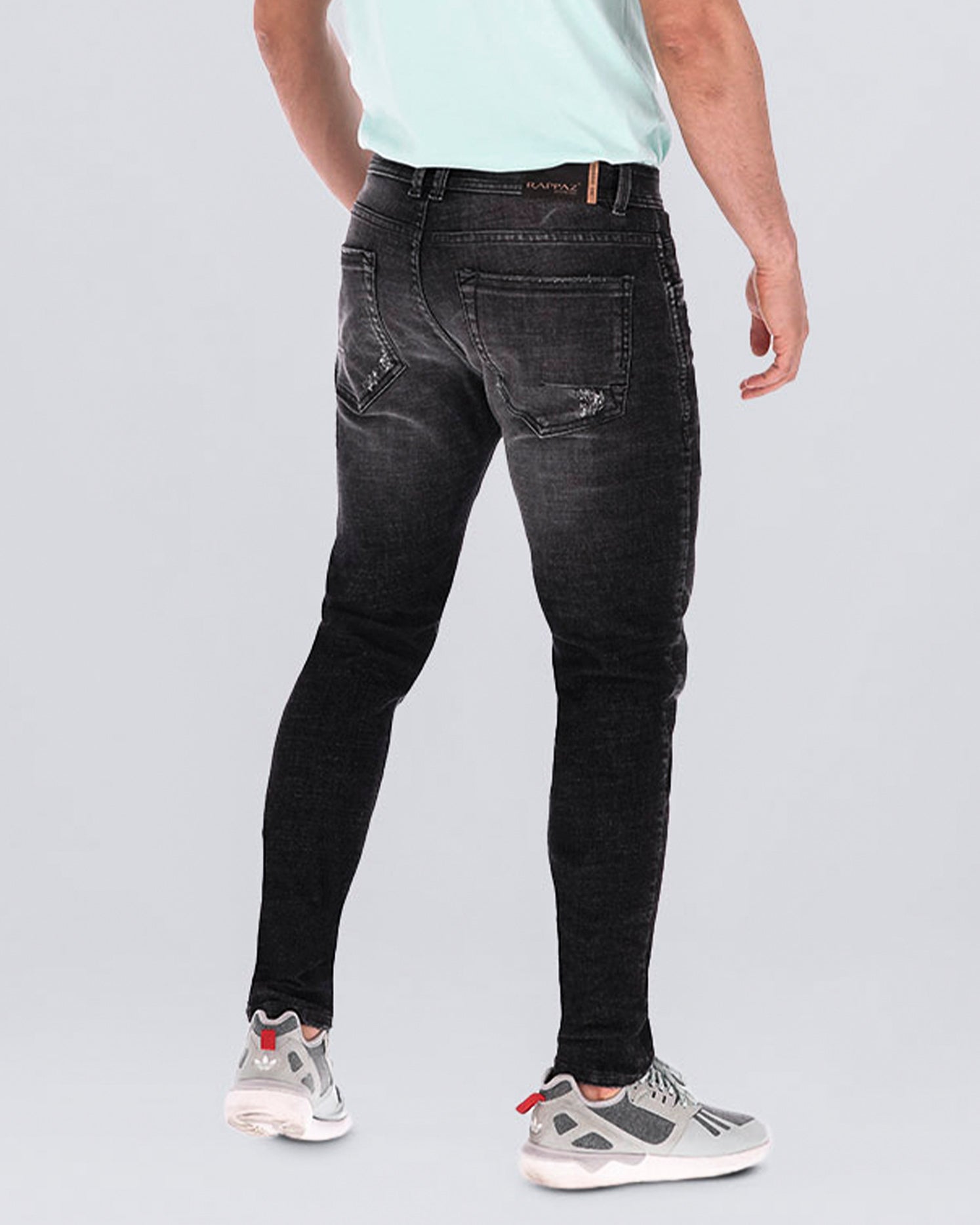 Jean skinny color gris oscuro, bolsillos laterales y posteriores funcionales, poco desgates. Una prenda confeccionada en Algodón, Poliéster, Rayón y Elastano