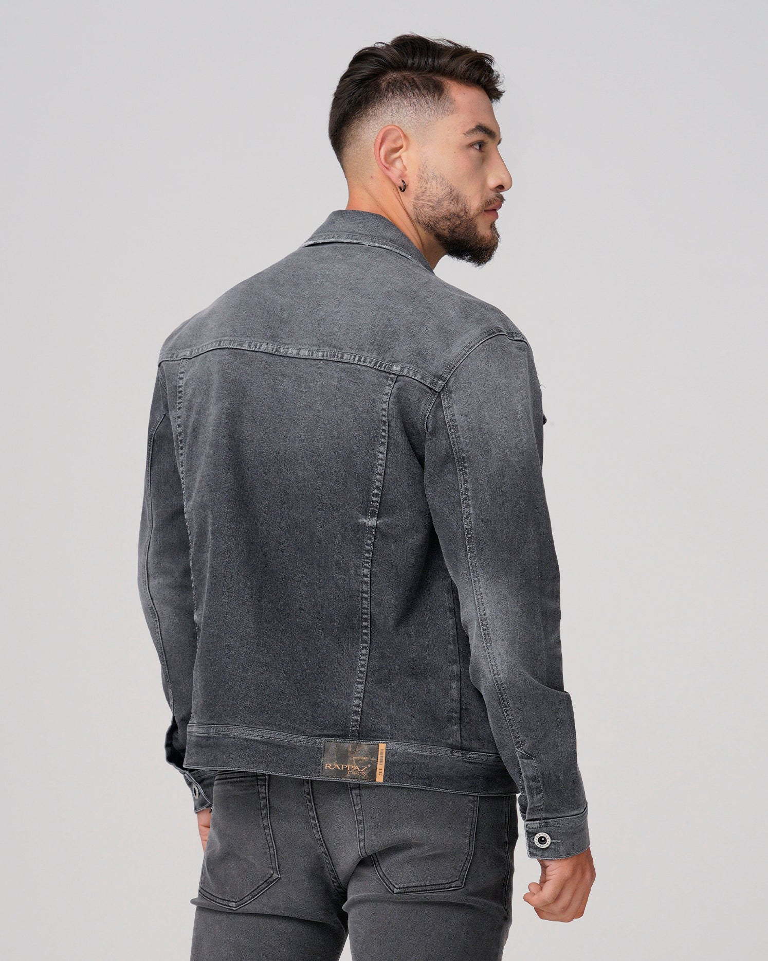 Chaqueta clásica color gris medio. Confeccionada en 75% Algodón 23% Poliéster 2% Elastano, bolsillo interna funcional. El modelo mide 1,75 mt y viste una talla S.
