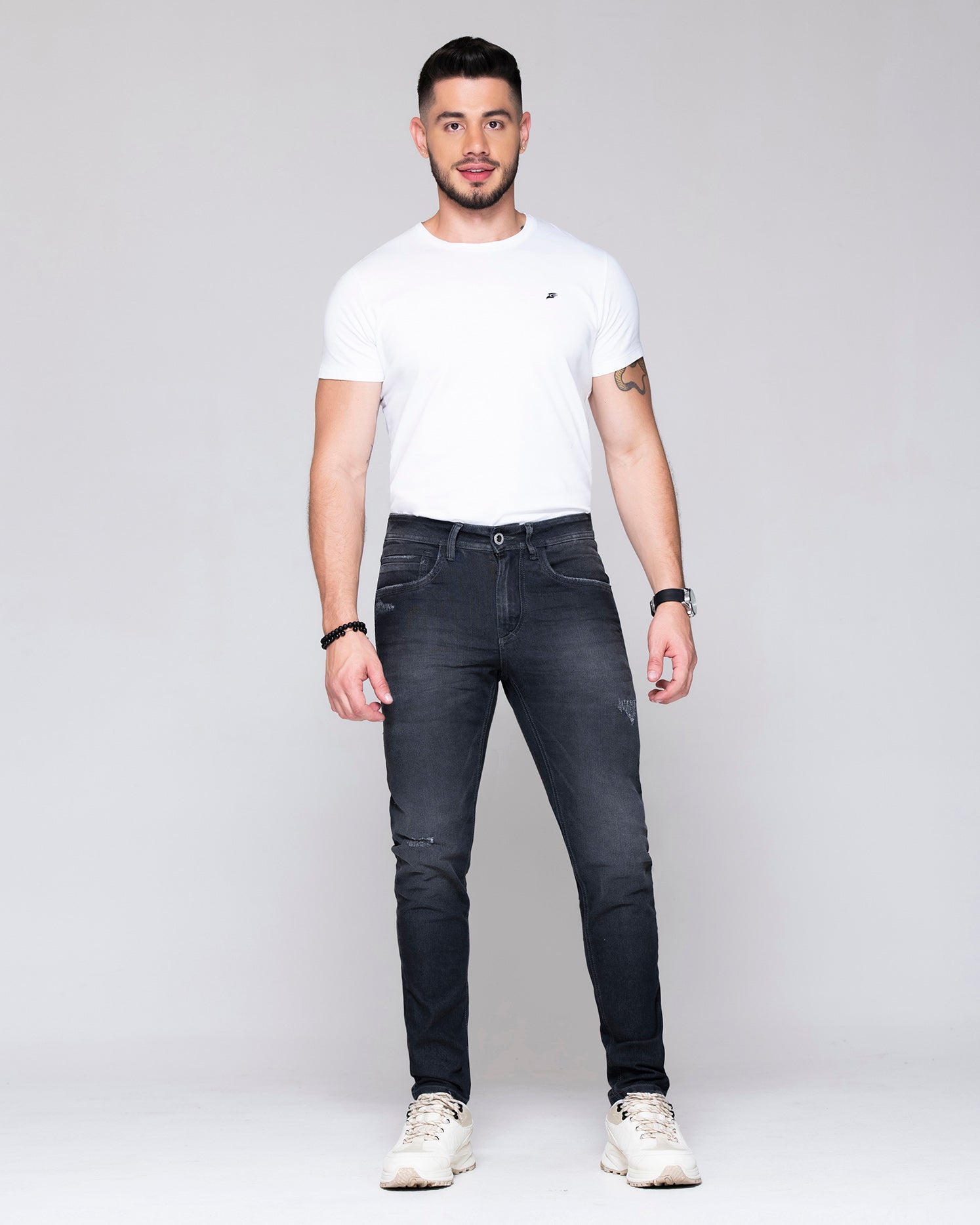 Jean skinny color gris oscuro. Confeccionado en Algodón, Poliester y Elastano, jean con desgaste, bolsillos laterales y posteriores funcionales.
