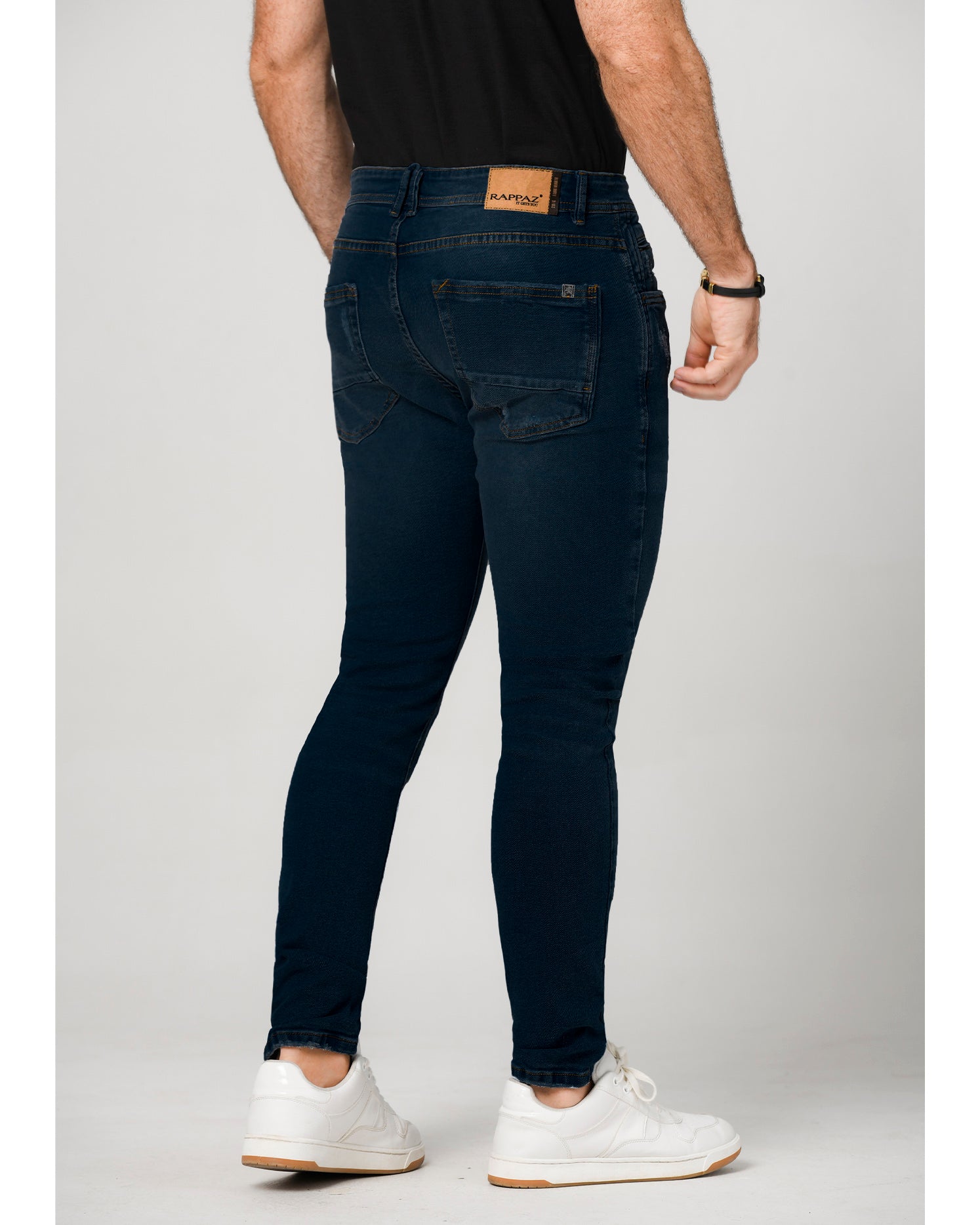Jean skinny azul oscuro. Confeccionado en Algodón y Elastano, bolsillos laterales y posteriores funcionales. jean clásico.