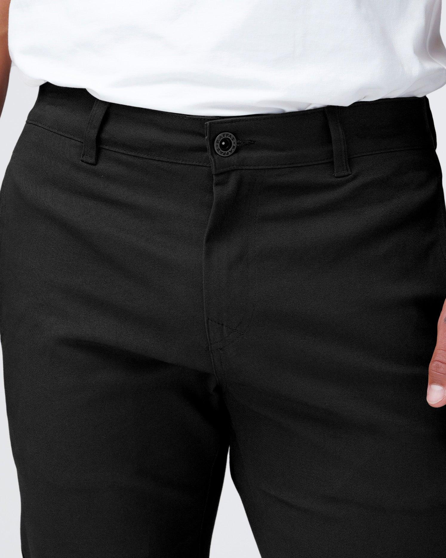 Pantalón new chino color negro, kaki y chocolate con elongación, de silueta semi amplia, bota recta y bolsillos funcionales, te aportará el toque de audacia, elegancia y comodidad que necesitas para un momento más formal.