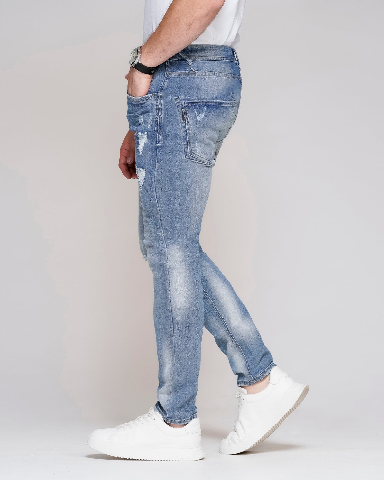 Jean skinny bota tubo en azul medio. Confeccionado en Algodón, Viscosa, Poliéster y Elastano,bolsillos laterales funcionales y desgaste en las rodillas.