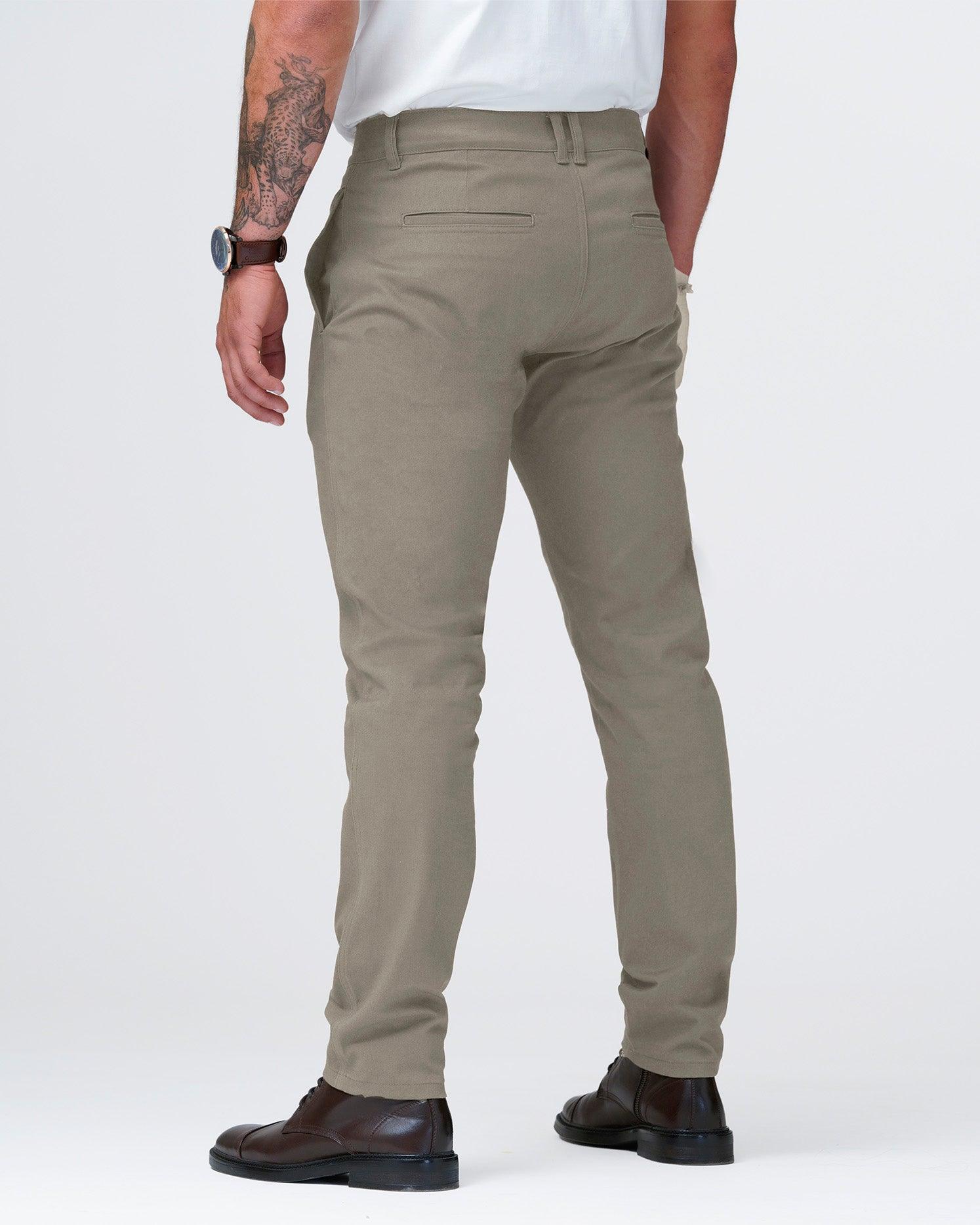 Pantalón new chino color negro, kaki y chocolate con elongación, de silueta semi amplia, bota recta y bolsillos funcionales, te aportará el toque de audacia, elegancia y comodidad que necesitas para un momento más formal.