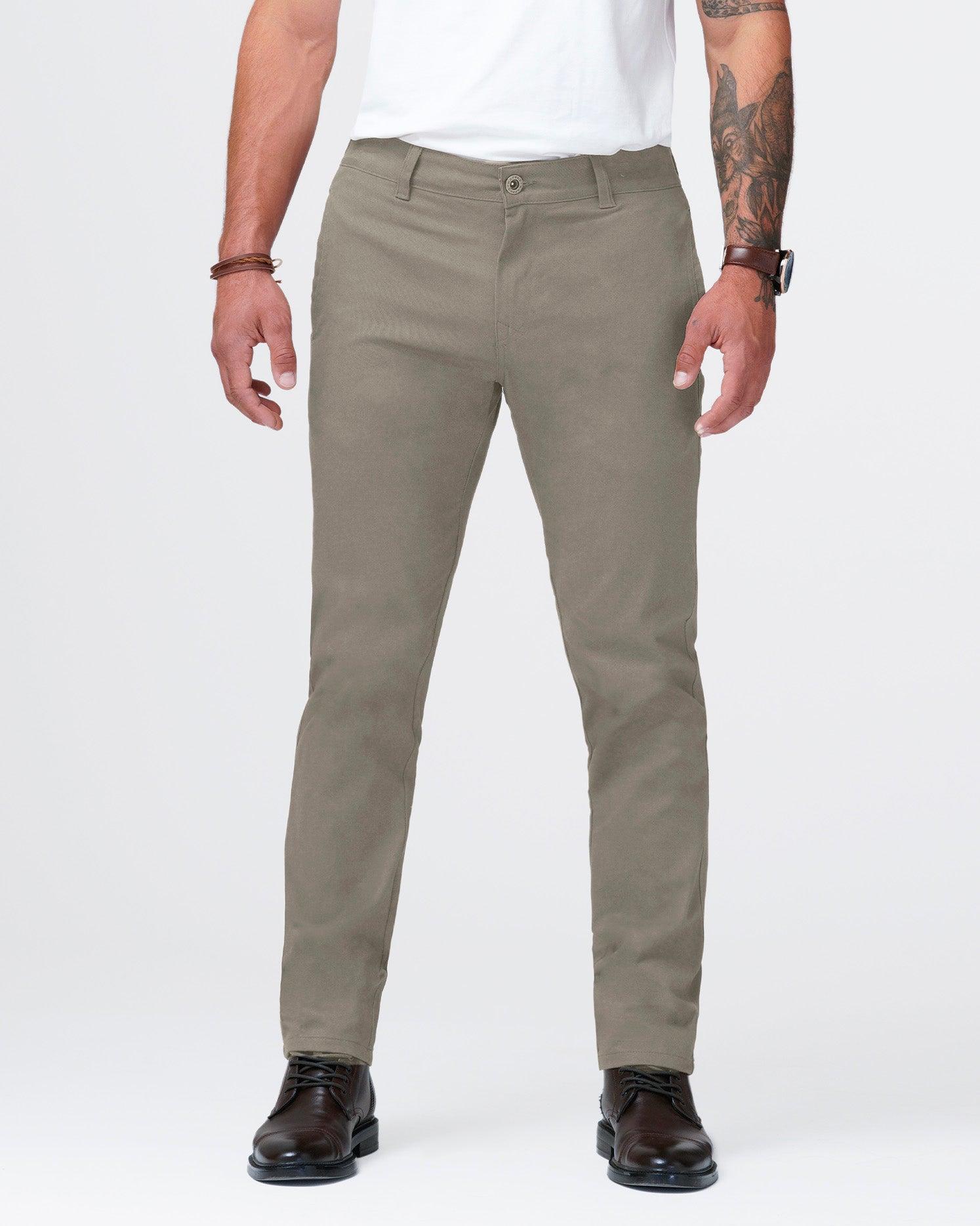 Pantalón new chino color negro, kaki y chocolate con elongación, de silueta semi amplia, bota recta y bolsillos funcionales, te aportará el toque de audacia, elegancia y comodidad que necesitas para un momento más formal.