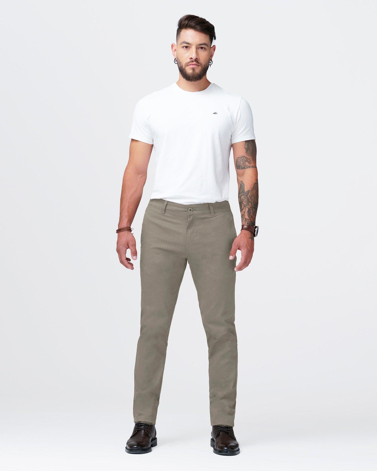 Pantalón new chino color negro, kaki y chocolate con elongación, de silueta semi amplia, bota recta y bolsillos funcionales, te aportará el toque de audacia, elegancia y comodidad que necesitas para un momento más formal.
