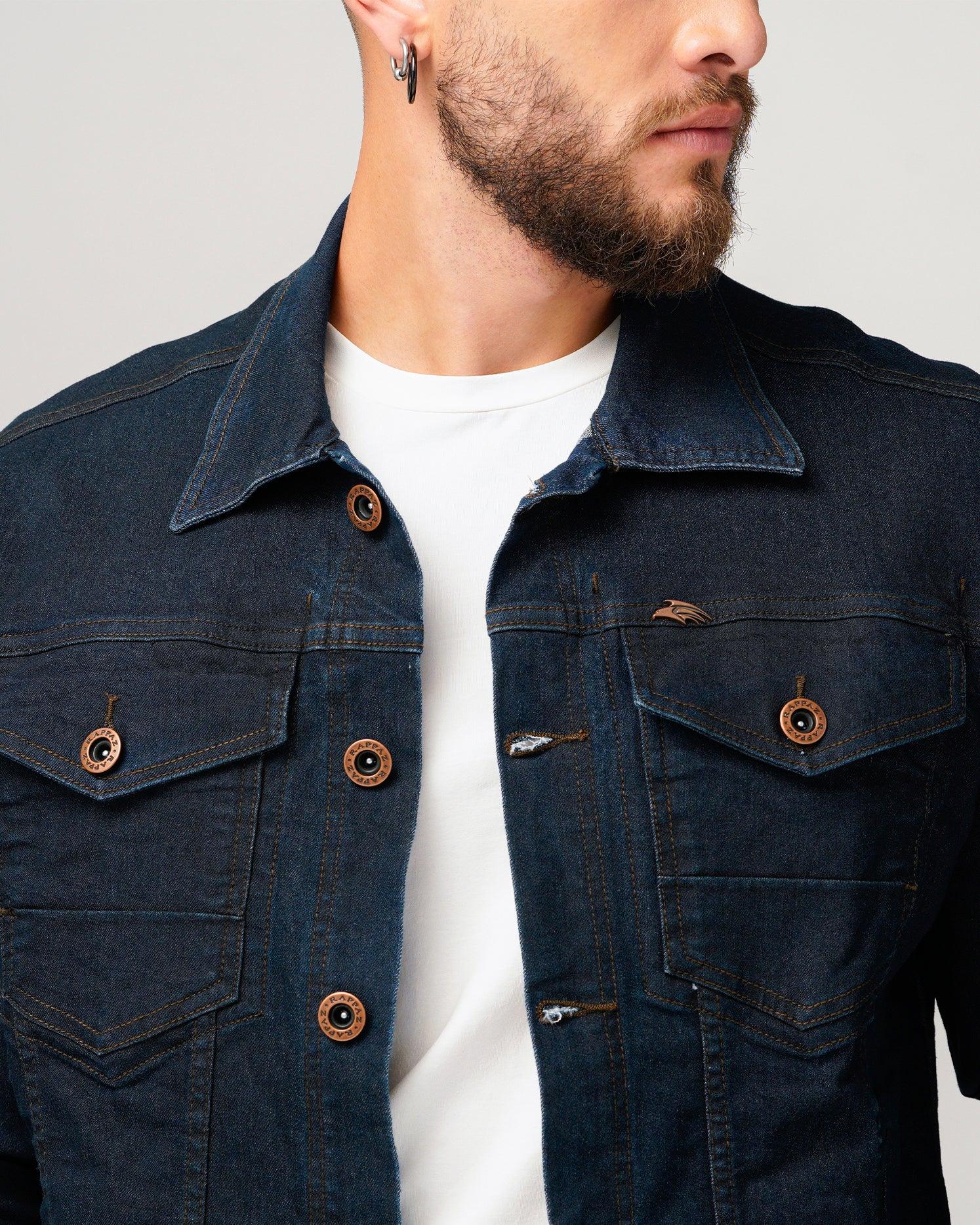 Chaqueta clásica en azul oscuro. Confeccionada en Algodón, Poliéster y Elastano. cuello clásico y bolsillos frontales, esta chaqueta cuenta con un bolsillo interno funcional. El modelo mide 1,75 mt y viste una talla S.