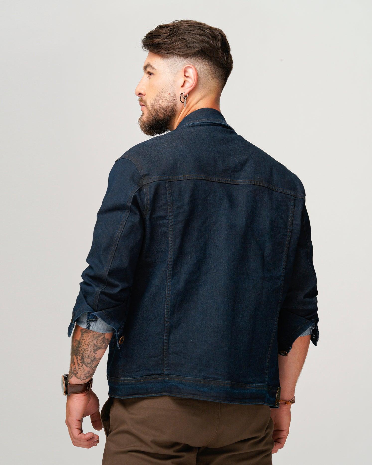 Chaqueta clásica en azul oscuro. Confeccionada en Algodón, Poliéster y Elastano. cuello clásico y bolsillos frontales, esta chaqueta cuenta con un bolsillo interno funcional. El modelo mide 1,75 mt y viste una talla S.