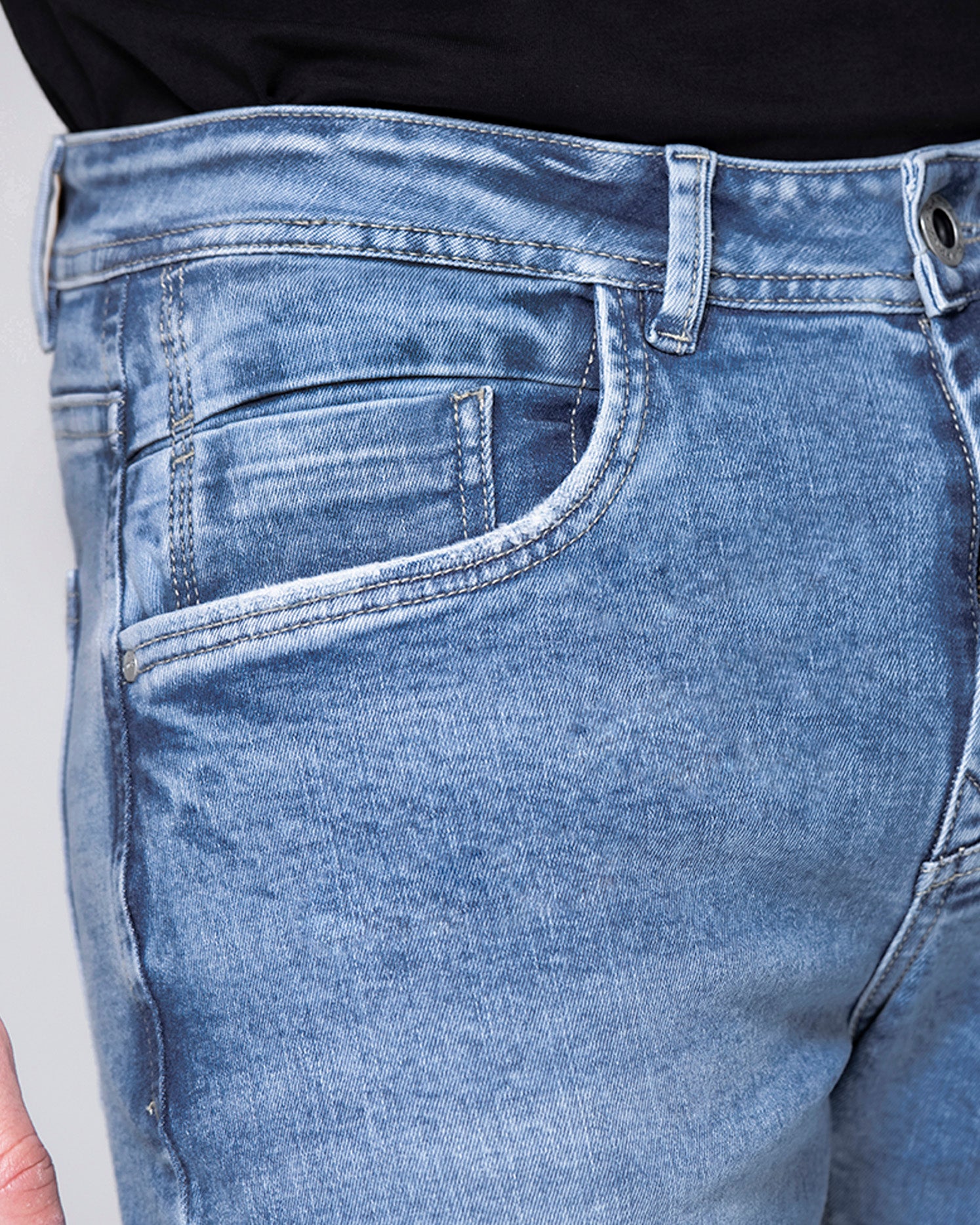 Arma tu pinta con nuestro jean slim en denim color azul claro con elongación, de silueta semi ajustada desde la cadera hasta los tobillos y cinco bolsillos funcionales, que te aportaran el toque de audacia, elegancia y comodidad que necesitas.