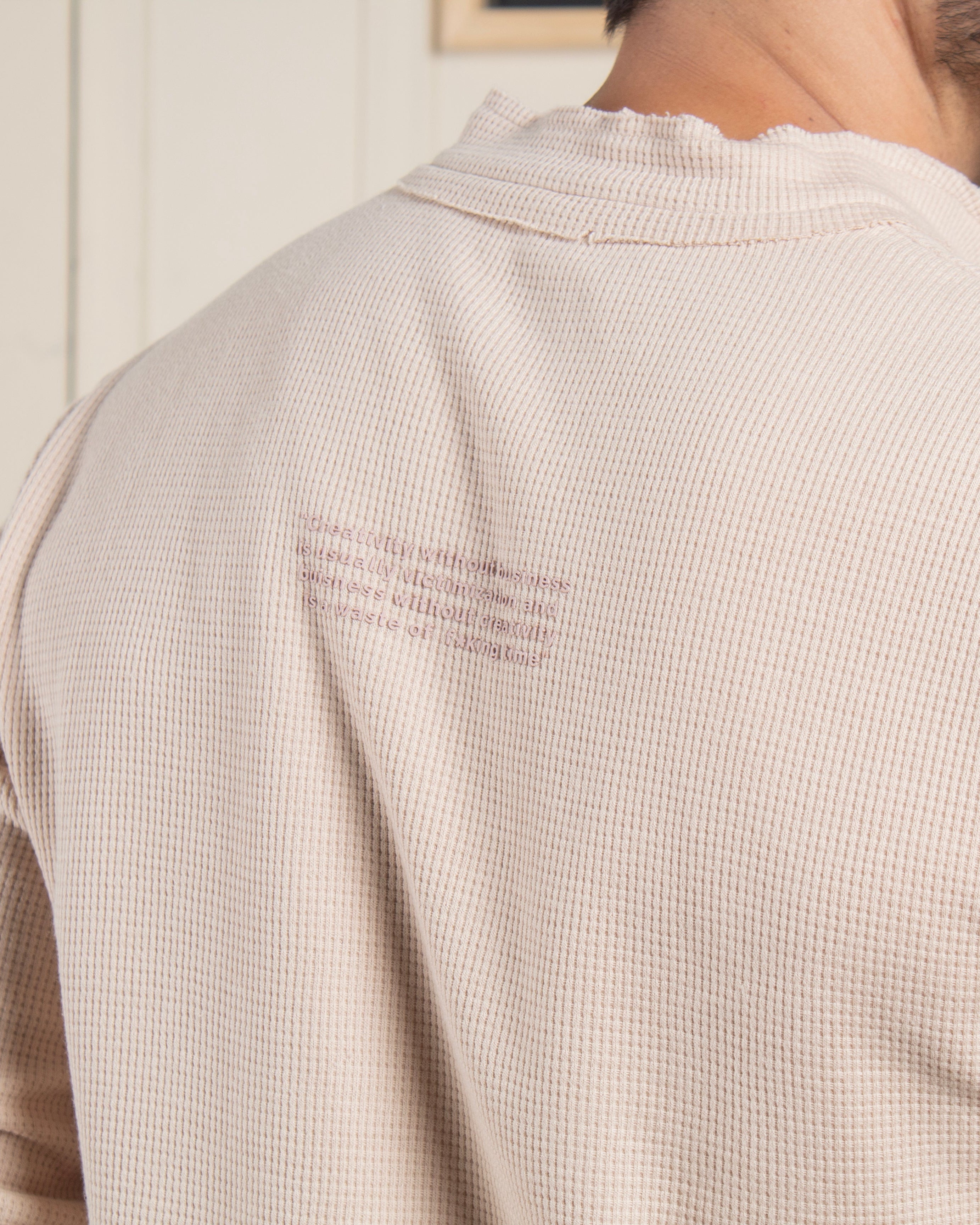 Buzo Polo Texturizado Cuello Nerú Sobrepuesto con Botonadura Marca Rappaz