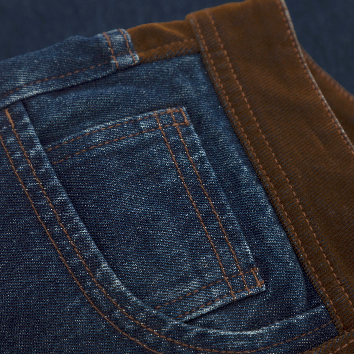 Suede Waist Relaxed Jean Azul Oscuro