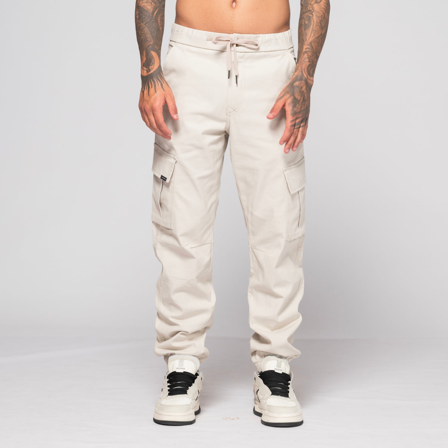 Jogger Tipo Cargo Bolsillos Posteriores Invisibles Pretina Con Cordón Marca Rappaz
