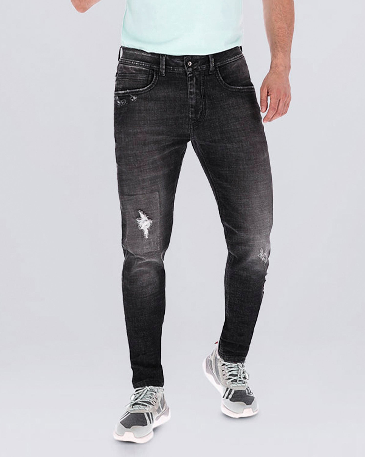 Jean skinny color gris oscuro, bolsillos laterales y posteriores funcionales, poco desgates. Una prenda confeccionada en Algodón, Poliéster, Rayón y Elastano