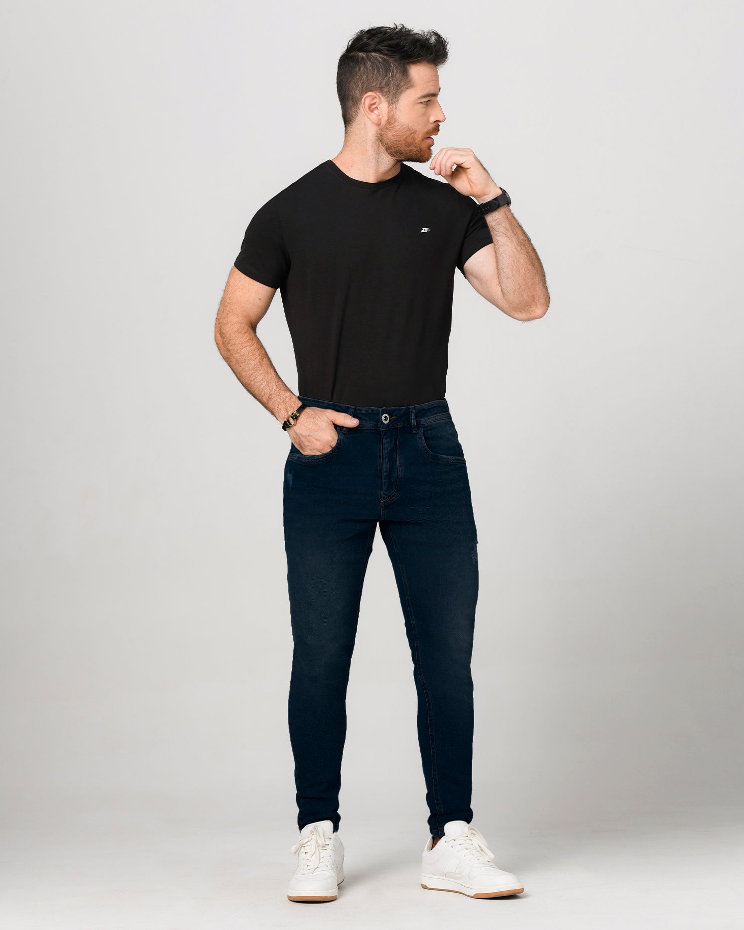 Jean skinny azul oscuro. Confeccionado en Algodón y Elastano, bolsillos laterales y posteriores funcionales. jean clásico.