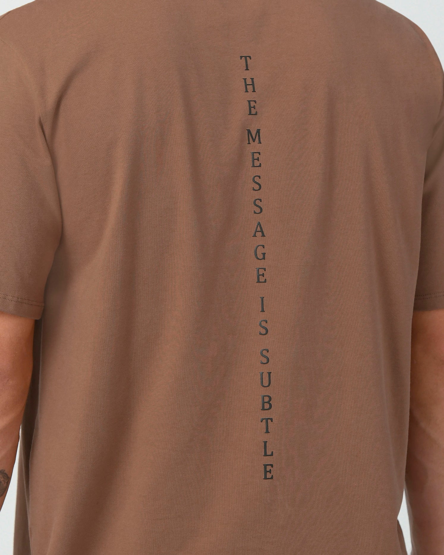 Camiseta clásica regular color Mocca. Confeccionada en 97% Algodón y 3% Elastano, cuello redondo.  El modelo mide 1,75 mt y viste una talla S.