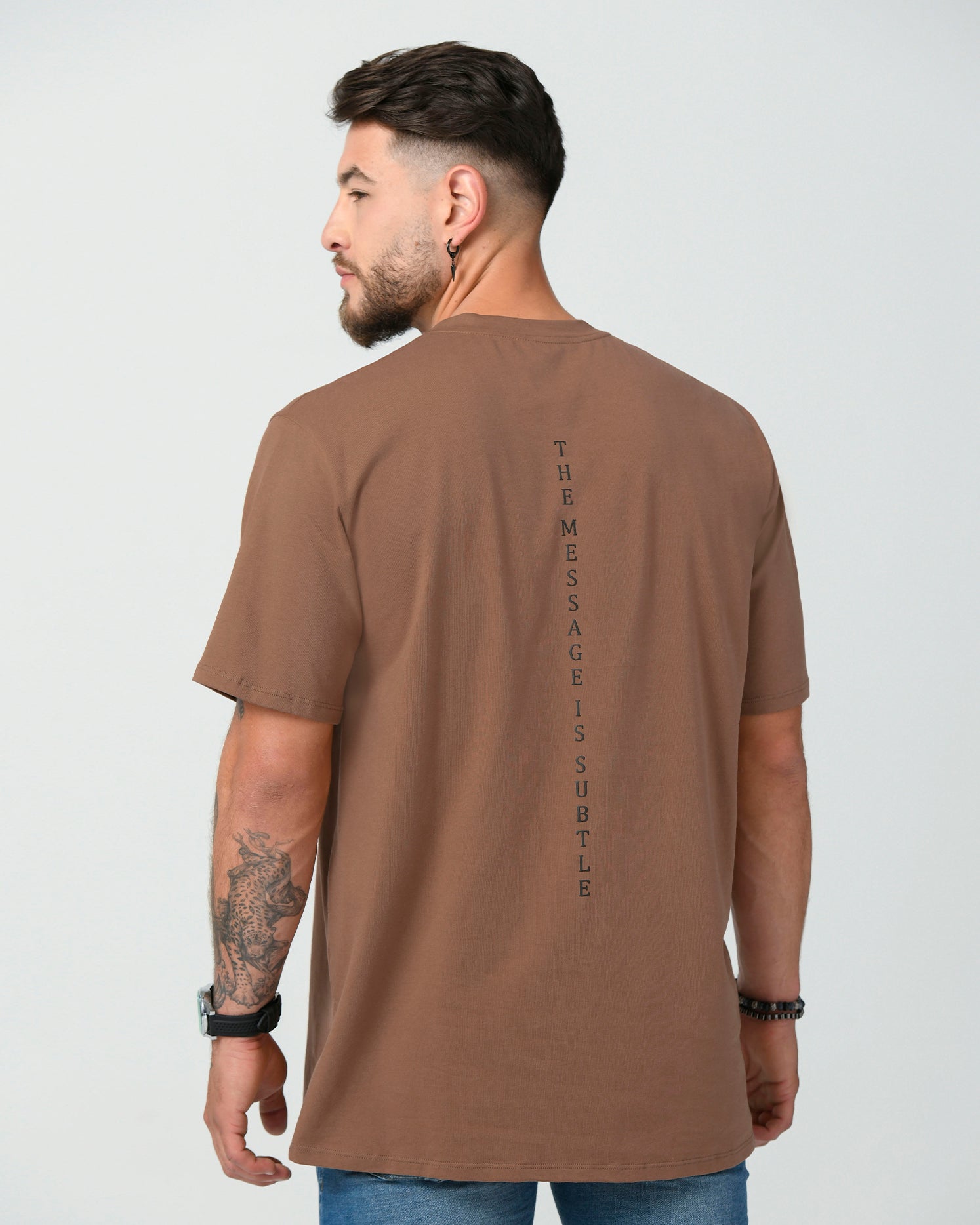 Camiseta clásica regular color Mocca. Confeccionada en 97% Algodón y 3% Elastano, cuello redondo.  El modelo mide 1,75 mt y viste una talla S.