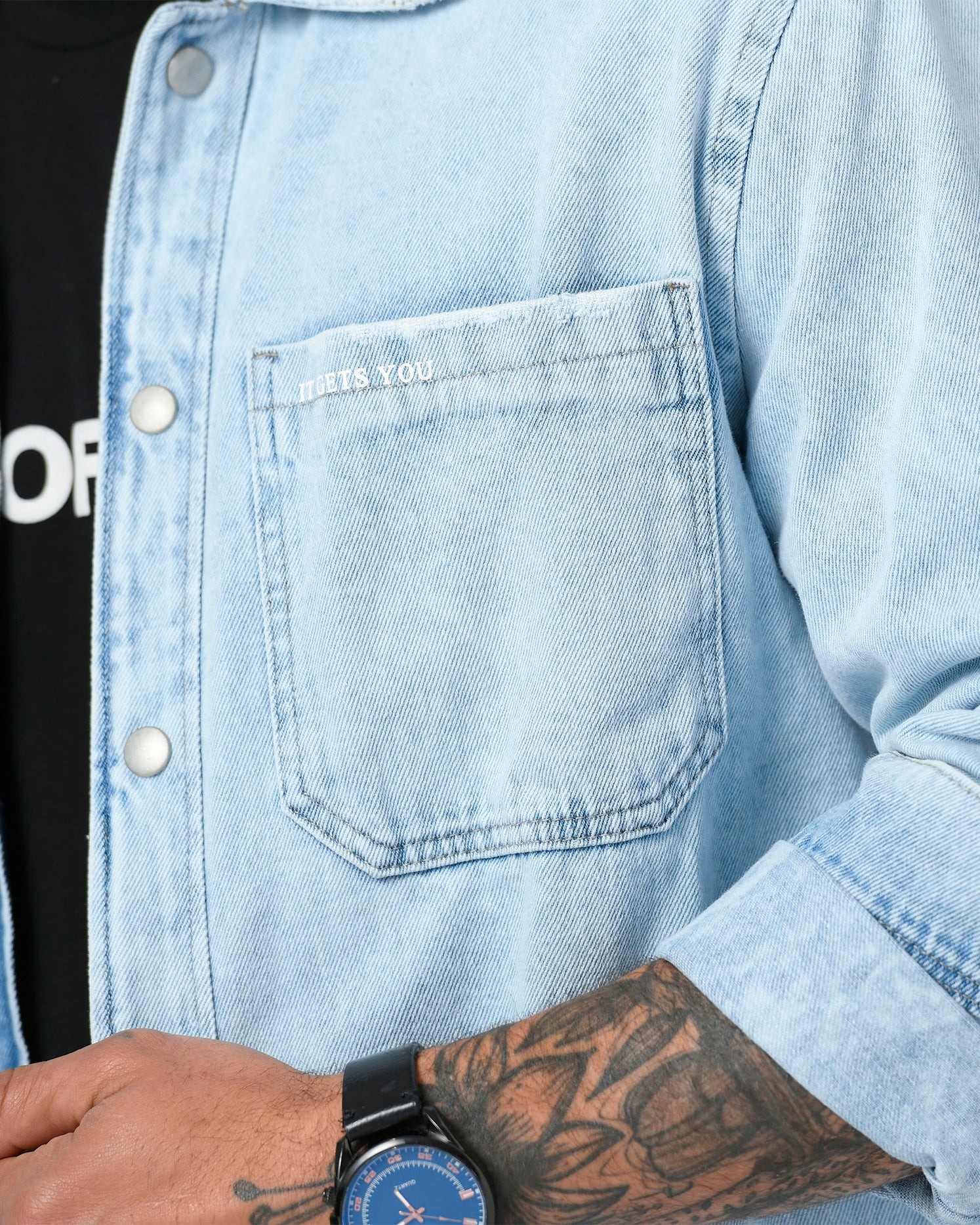 Sobre camisa denim color azul claro, botonadura en broche y bolsillos delanteros funcionales.  Una prenda confeccionada en Algodón 100% tiene procesos Eco-amigables.     El modelo mide 1,75 mt y viste una talla S.