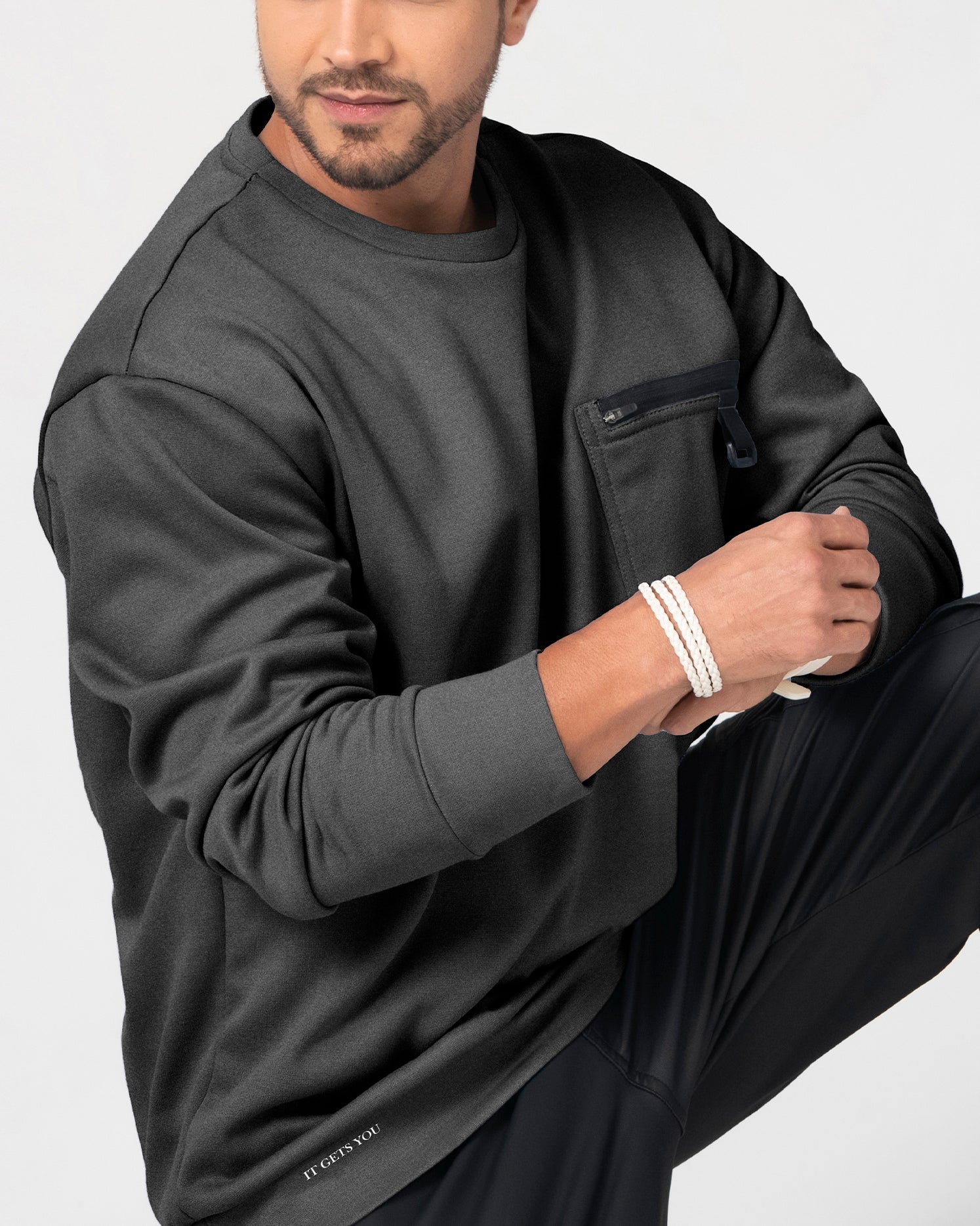 Arma tu look con nuestro buzo manga larga en colores hortensia, verde menta y gris oscuro, de silueta semi amplia, reportado en los puños y bolsillo en la parte frontal funcional. Que te aporta el toque de audacia y estilo que necesitas en tu día a día.