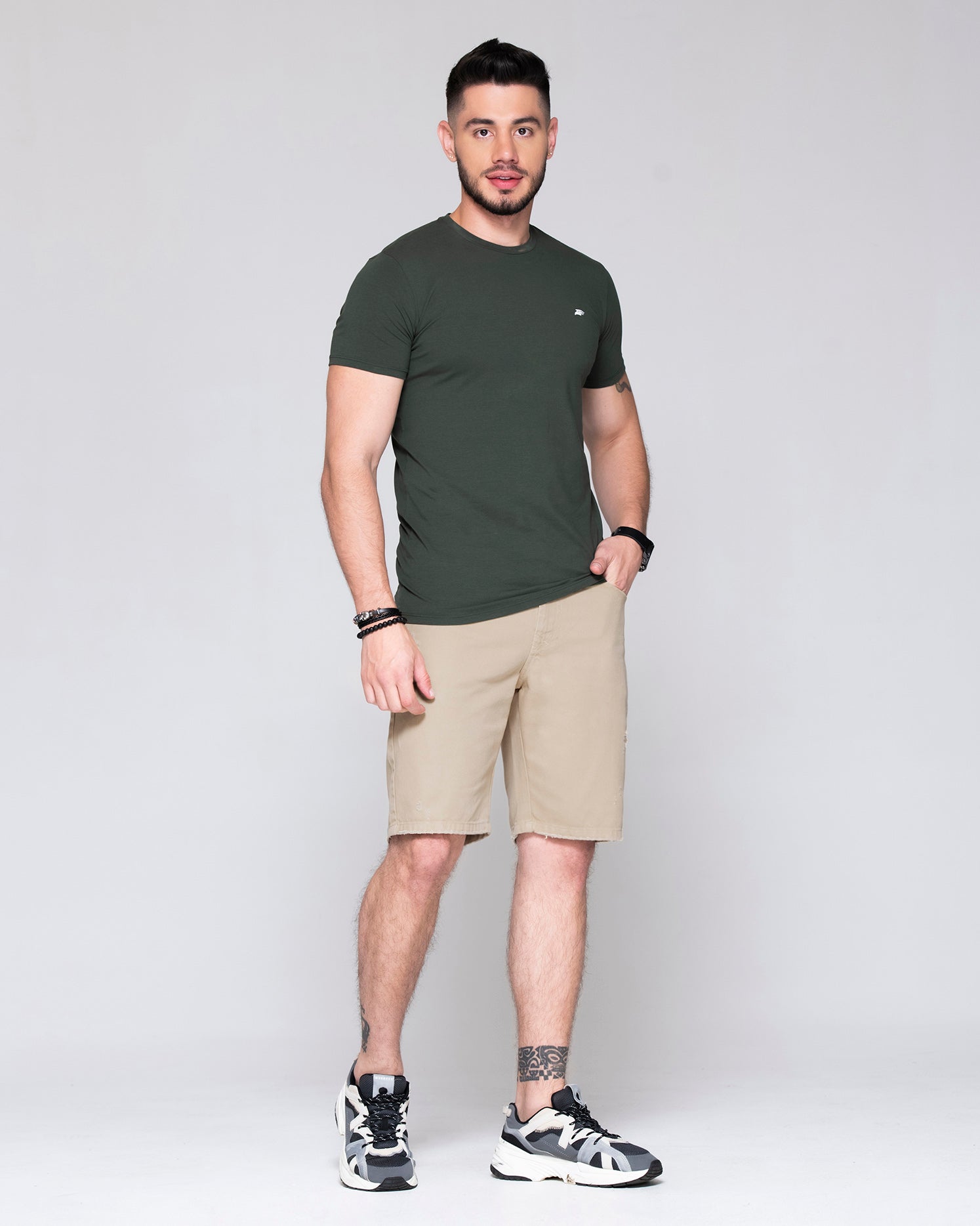 Arma tu look con nuestra bermuda clásica, una prenda casual de denim en colores kaki y verde militar, de silueta semi ajustada y bolsillos funcionales, que te aportaran el toque de audacia y estilo que necesitas.  Confeccionada en: 100% algodón, por lo que la hace una prenda rígida.