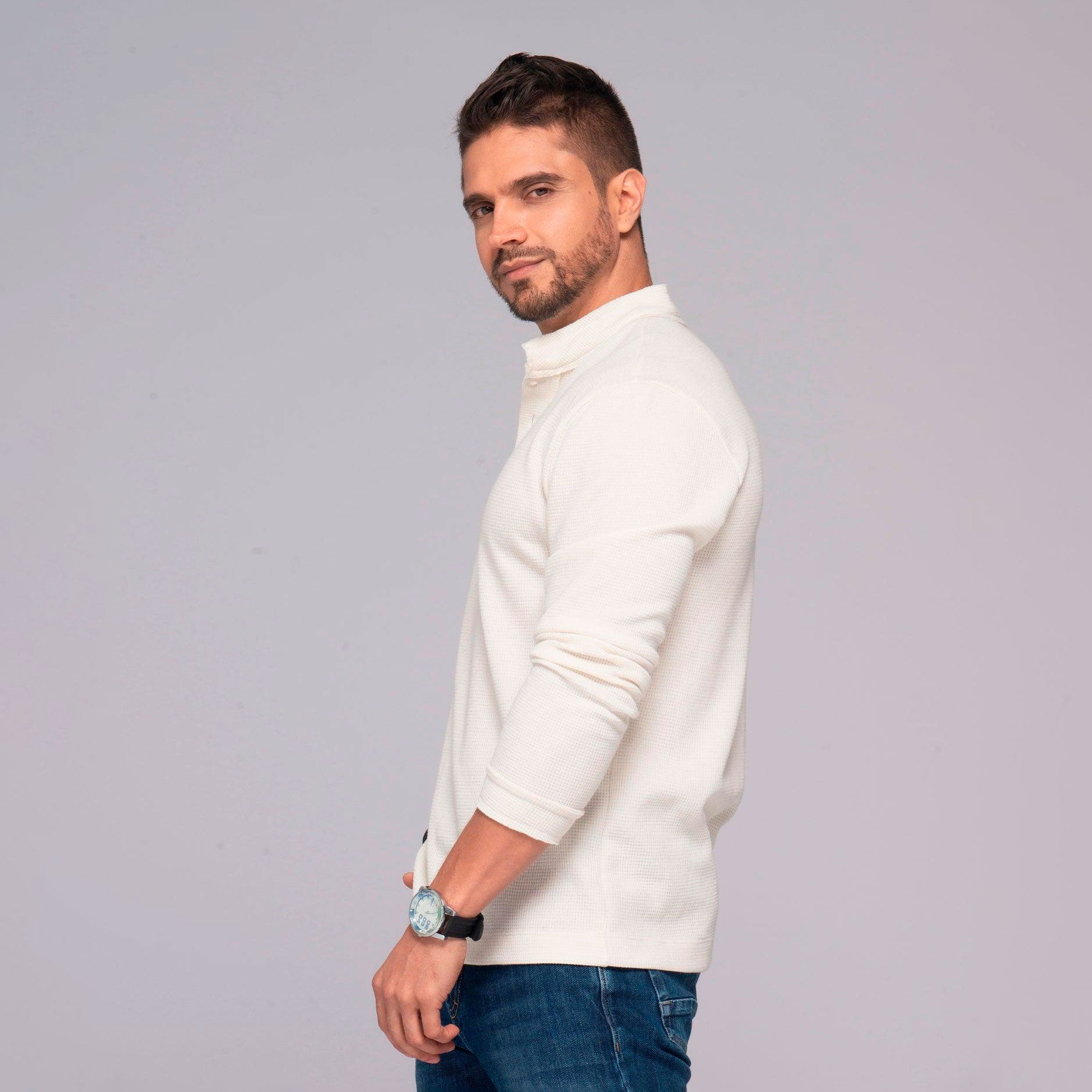 Buzo Polo Texturizado Cuello Nerú Sobrepuesto con Botonadura Marca Rappaz